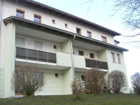 Südansicht mit Garten im Winter 2013 (rechte Wohnung - Mitte)